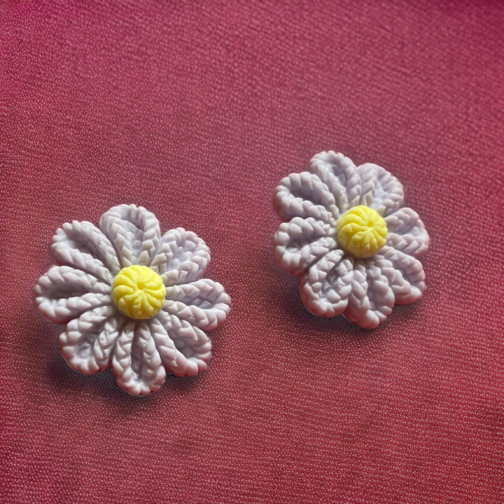 1pair Stylish Purple Liac Flower Stud Earrings with Yellow Centers, Handmade